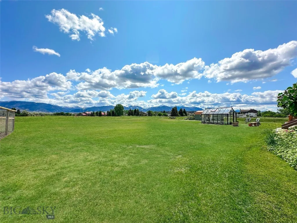 3 acres and views!