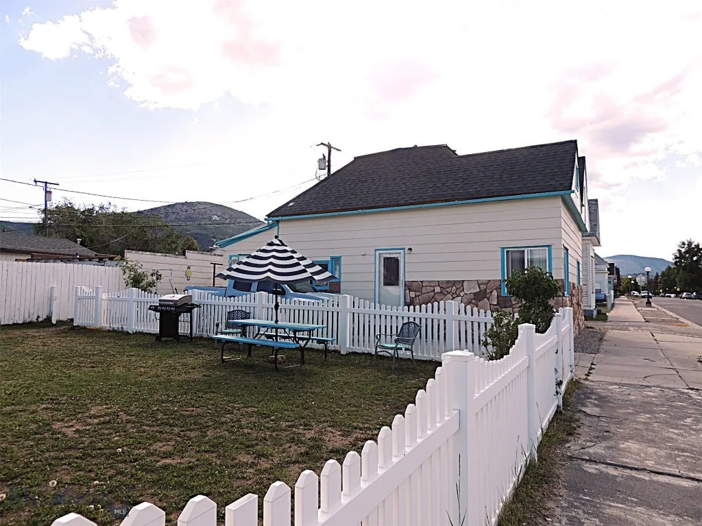 413 & 415 E 4th Street, Anaconda, Montana 5971, Anaconda, Montana 59711, 3 Bedrooms Bedrooms, ,1 BathroomBathrooms,Residential,For Sale,413 & 415 E 4th Street, Anaconda, Montana 5971,403734
