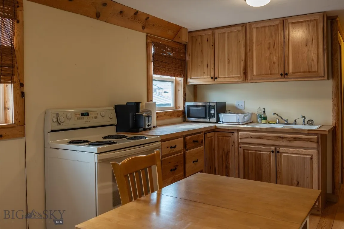 18 White Rock Lane, Whitehall, Montana 59759, Whitehall, Montana 59759, 3 Bedrooms Bedrooms, ,2 BathroomsBathrooms,Residential,For Sale,18 White Rock Lane, Whitehall, Montana 59759,403744