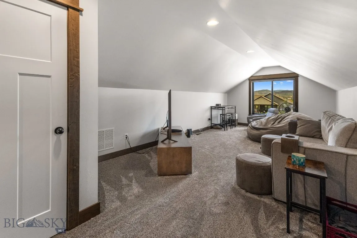 Loft / Bedroom - 317 sqft