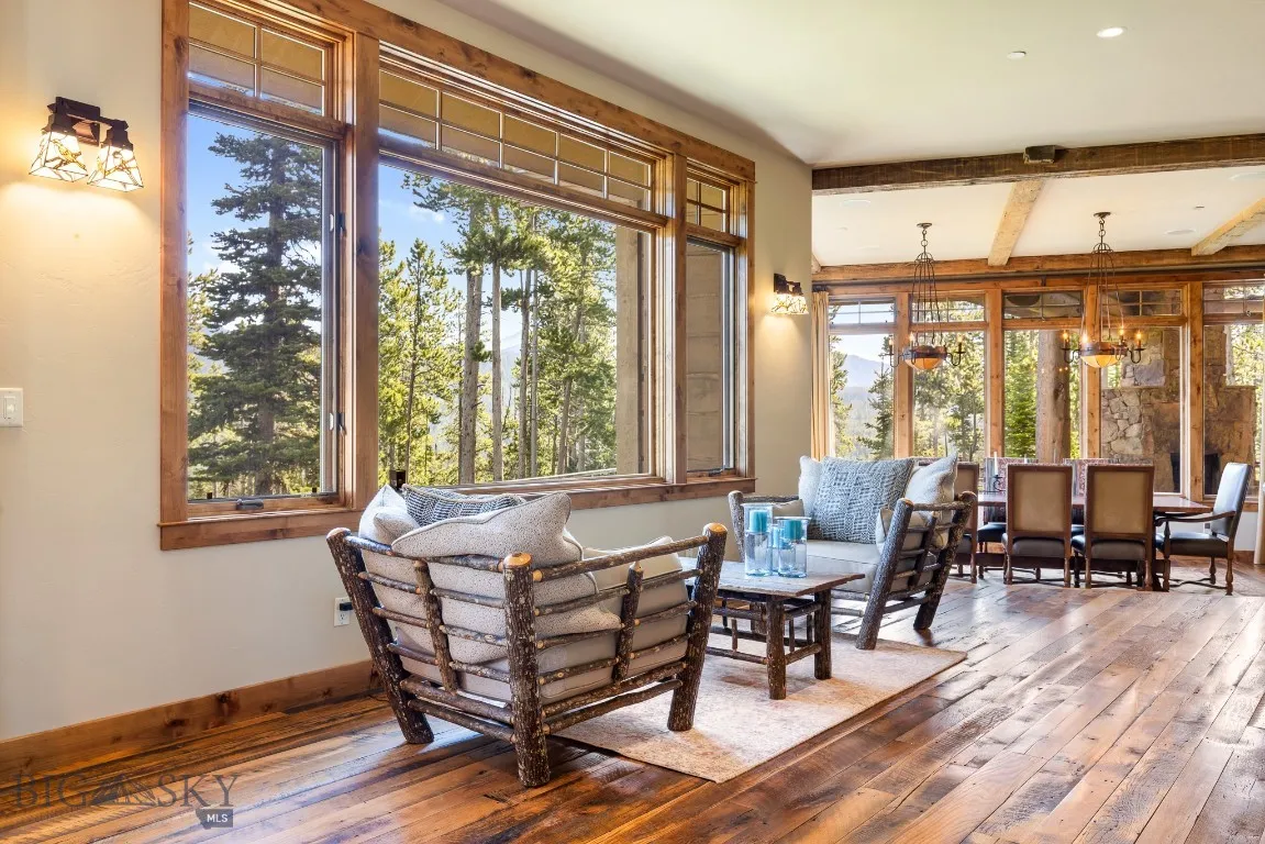 Kitchen area seating. Perfect for morning coffee!