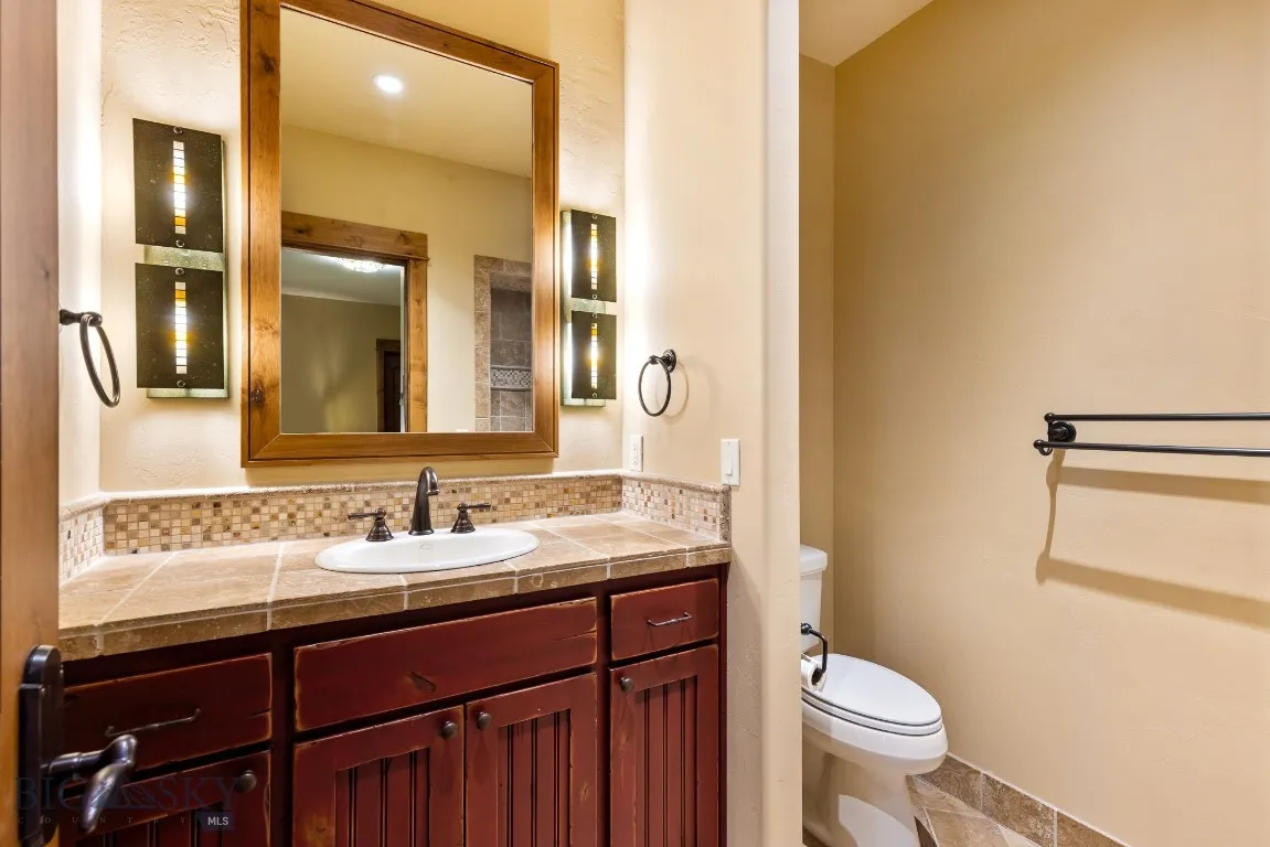 Lower level second ensuite bathroom