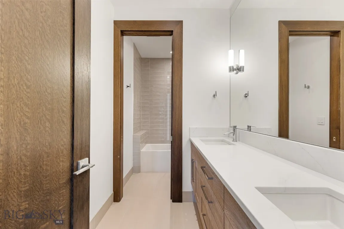 Ensuite bath for flex room or 