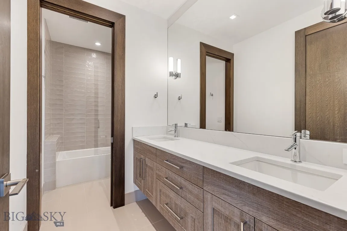 Ensuite bath for flex room or 