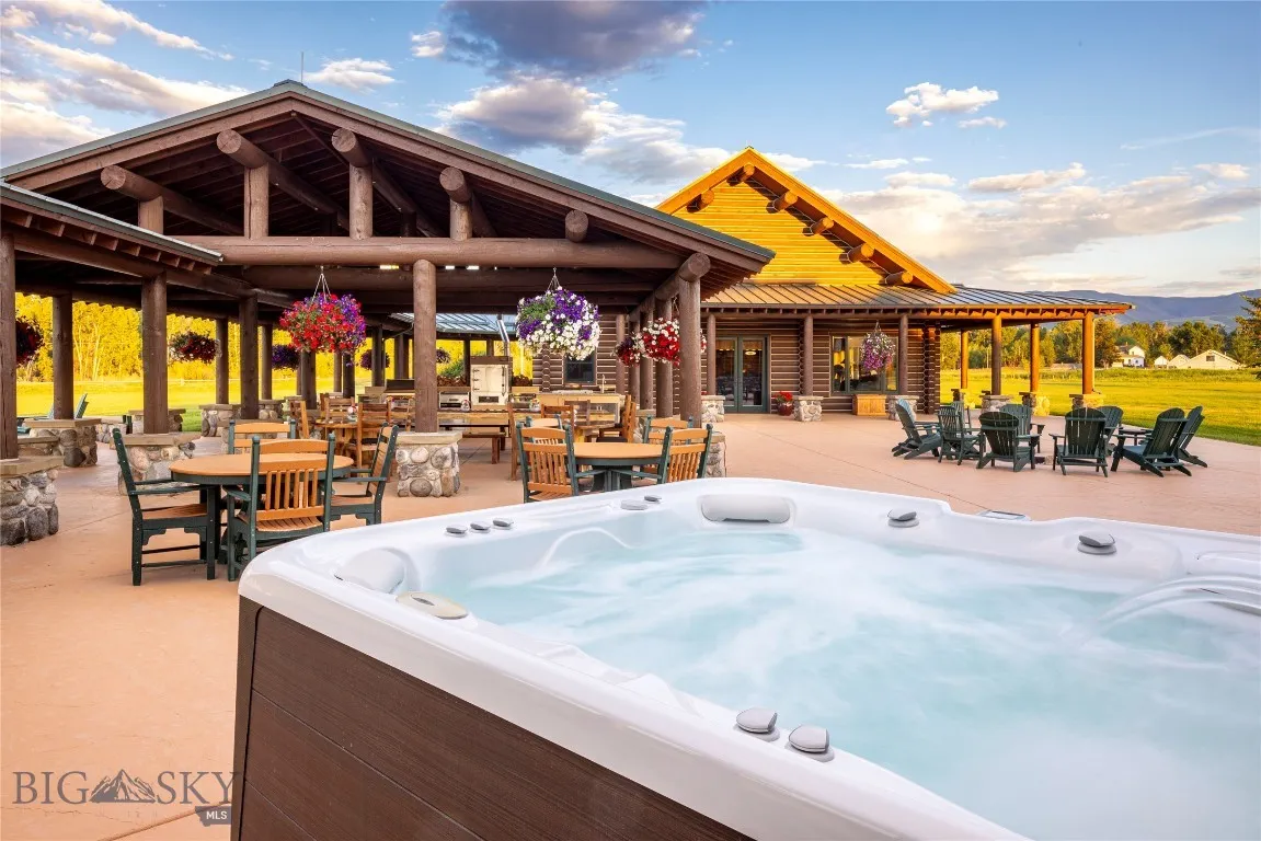 Entertainment Patio & Hot Tub & 2 Firepits