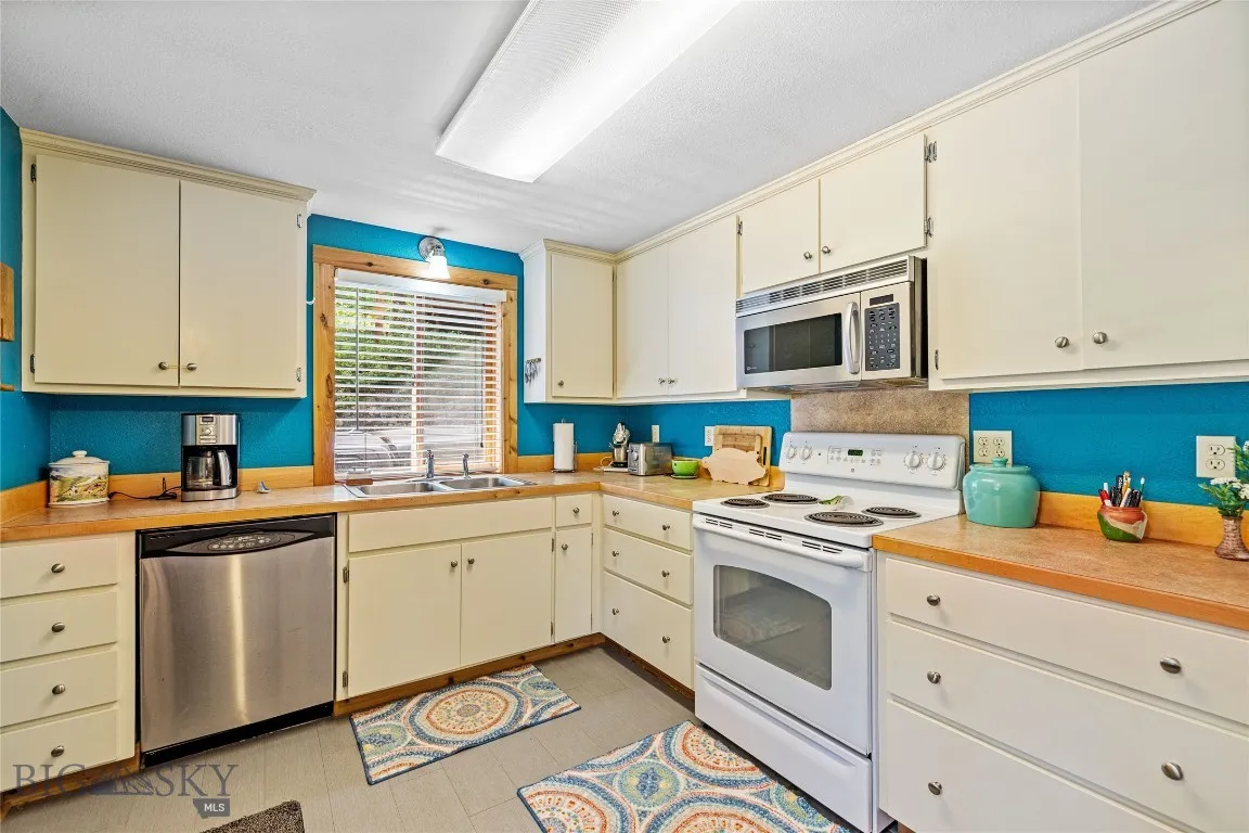 63921 Gallatin Road, Gallatin Gateway, Montana 597, Gallatin Gateway, Montana 59730, 3 Bedrooms Bedrooms, ,2 BathroomsBathrooms,Residential,For Sale,63921 Gallatin Road, Gallatin Gateway, Montana 597,403939