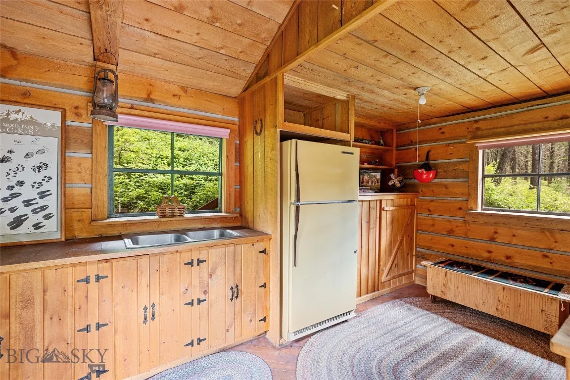 63921 Gallatin Road, Gallatin Gateway, Montana 597, Gallatin Gateway, Montana 59730, 3 Bedrooms Bedrooms, ,2 BathroomsBathrooms,Residential,For Sale,63921 Gallatin Road, Gallatin Gateway, Montana 597,403939