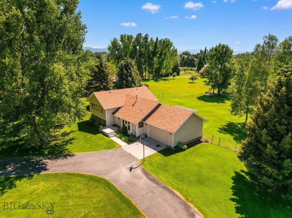 Convenient Horseshoe in-and-out Driveway