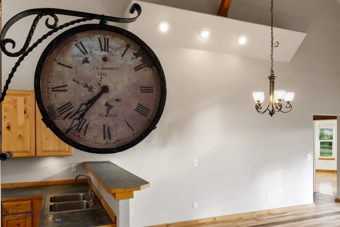 Side hanging wall clock