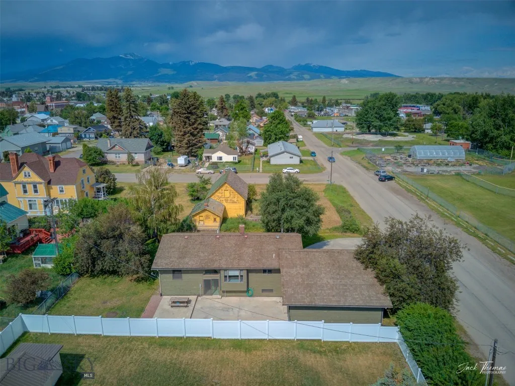 620 Higgins, Deer Lodge, Montana 59722, Deer Lodge, Montana 59722, 4 Bedrooms Bedrooms, ,3 BathroomsBathrooms,Residential,For Sale,620 Higgins, Deer Lodge, Montana 59722,0,404133