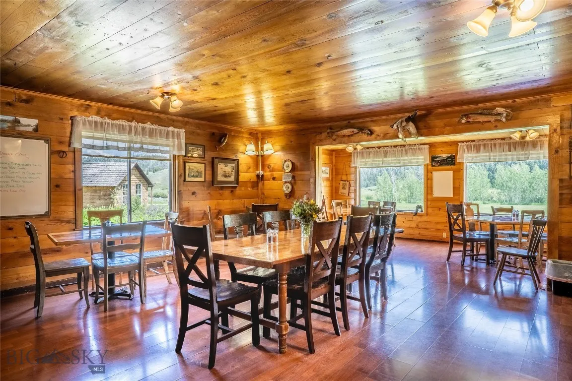 Main Lodge: dining room