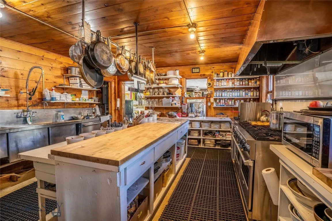 Main Lodge: commercial grade kitchen