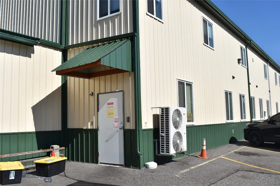 Side Entrance !