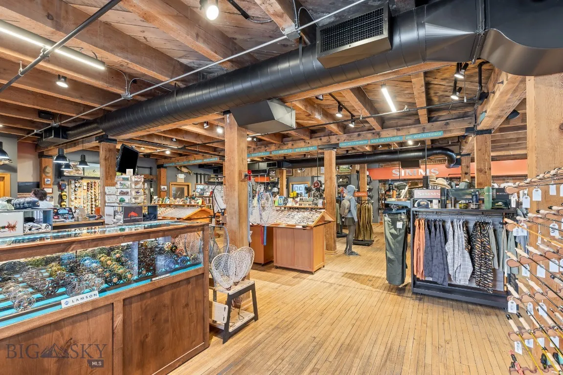 Simms- The River's Edge Flyfishing