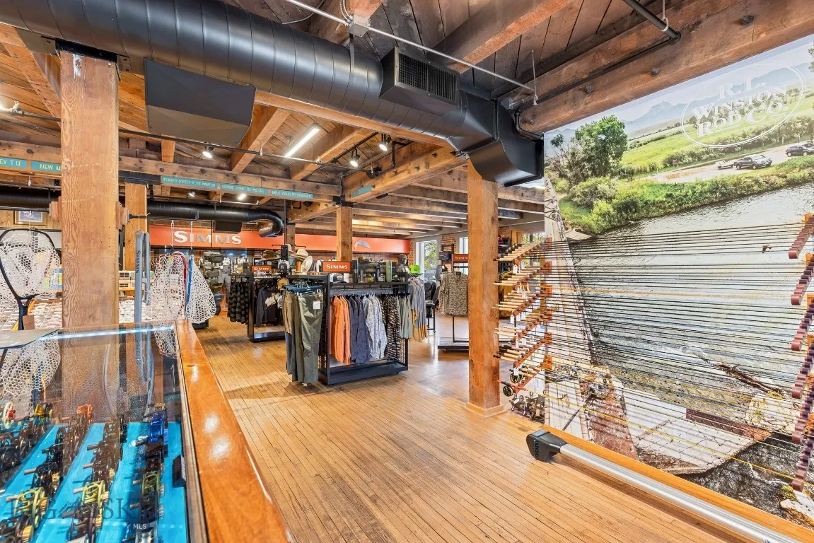 Simms- The River's Edge Flyfishing