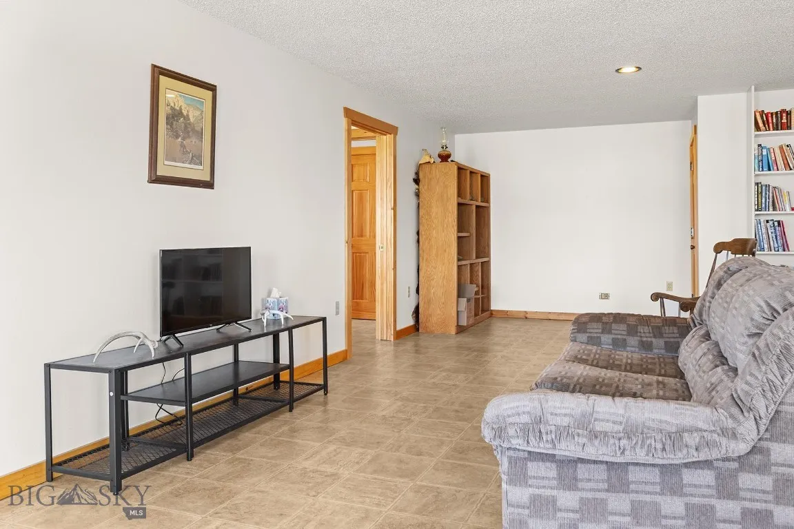 516 Mt Highway 287 W, Ennis, Montana 59729, Ennis, Montana 59729, 3 Bedrooms Bedrooms, ,2 BathroomsBathrooms,Residential,For Sale,516 Mt Highway 287 W, Ennis, Montana 59729,0,404597