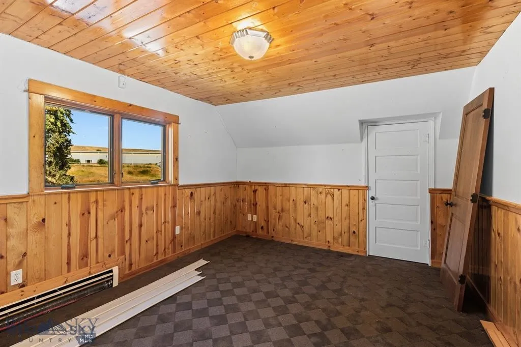 Upstairs bedroom 2
