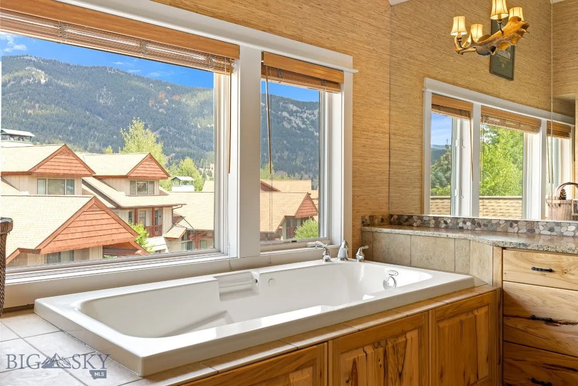 Master bath jet tub