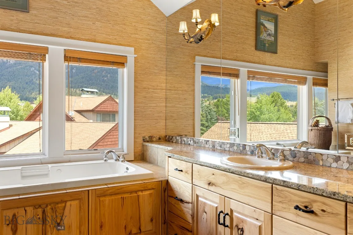 Master bath with jet tub