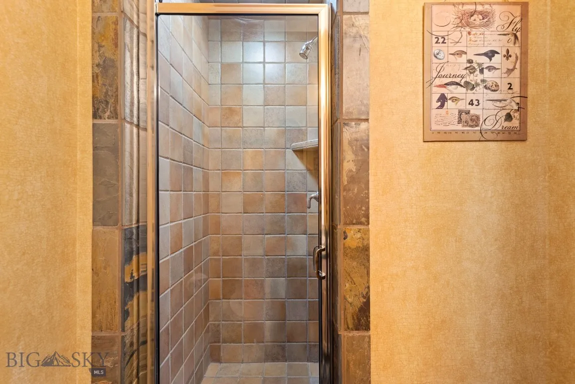 Main floor 3/4 bath
