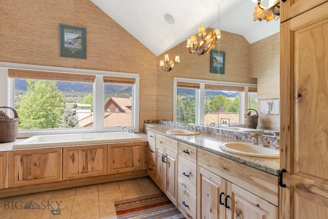 Master bath with jet tub