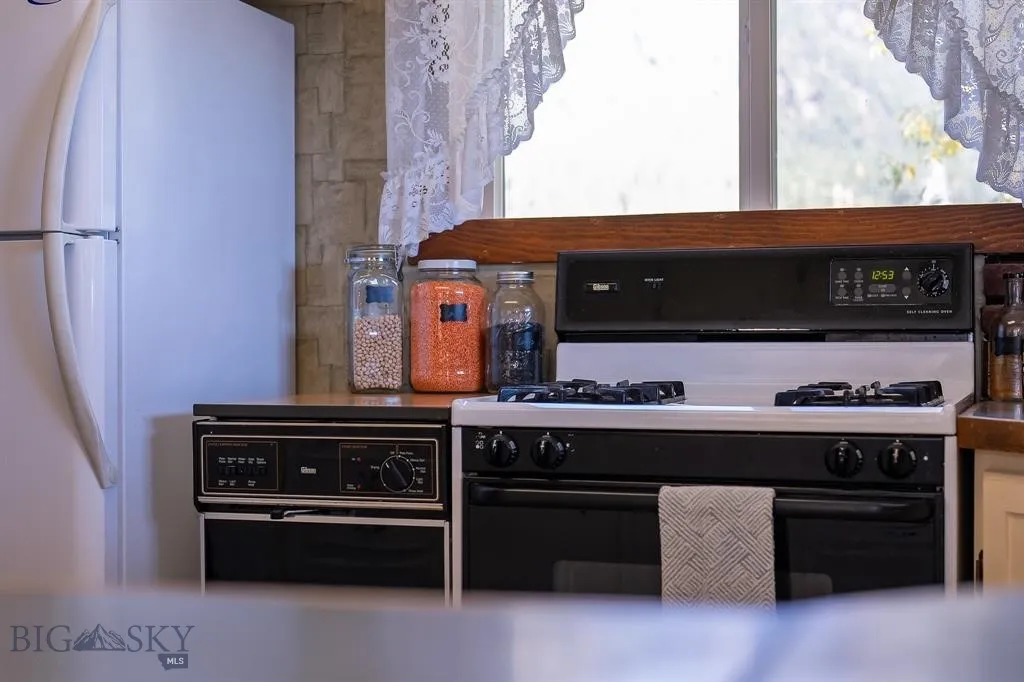 4 Courtier, Thompson Falls, Montana 59873, Thompson Falls, Montana 59873, 3 Bedrooms Bedrooms, ,2 BathroomsBathrooms,Residential,For Sale,4 Courtier, Thompson Falls, Montana 59873,0,404738