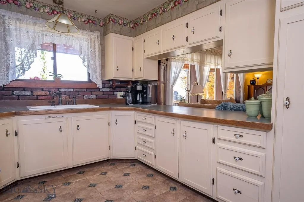 4 Courtier, Thompson Falls, Montana 59873, Thompson Falls, Montana 59873, 3 Bedrooms Bedrooms, ,2 BathroomsBathrooms,Residential,For Sale,4 Courtier, Thompson Falls, Montana 59873,0,404738