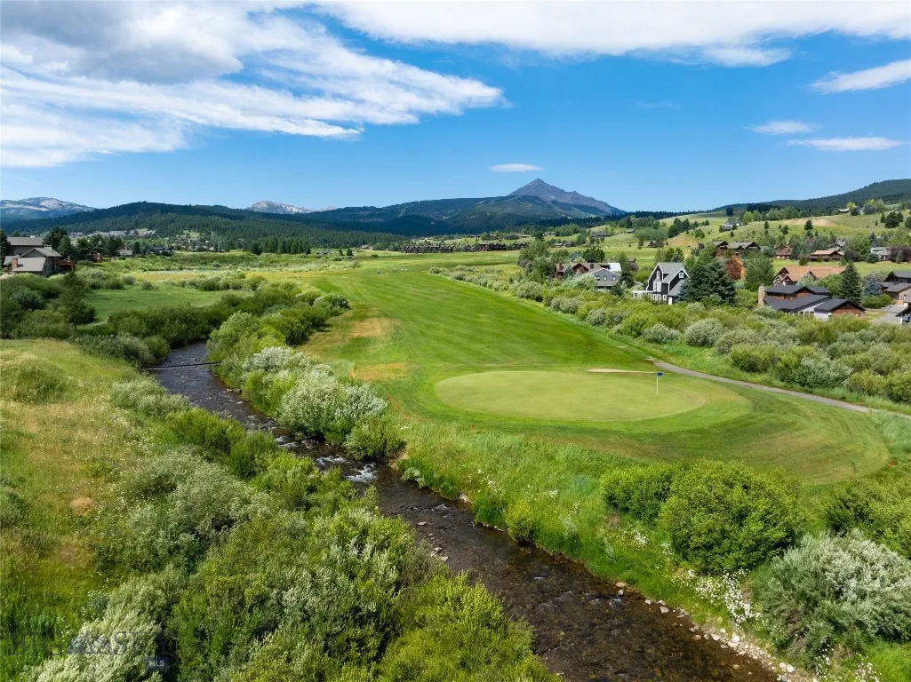 Nearby Golf Course-Not on the property