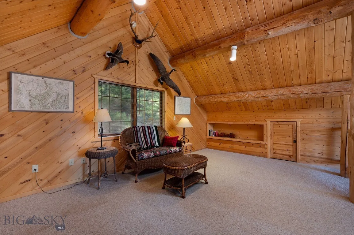 Loft with 2 twin murphy beds