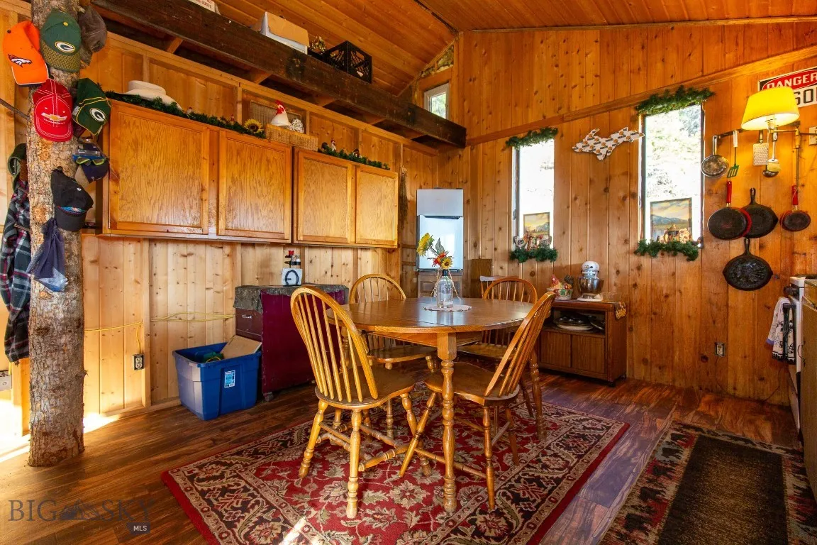 Guest Cabin Kitchen & Dining