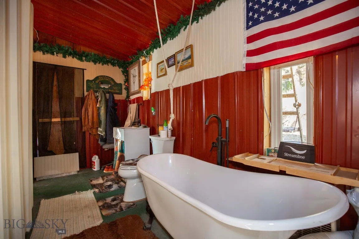 Main Cabin En Suite Bath