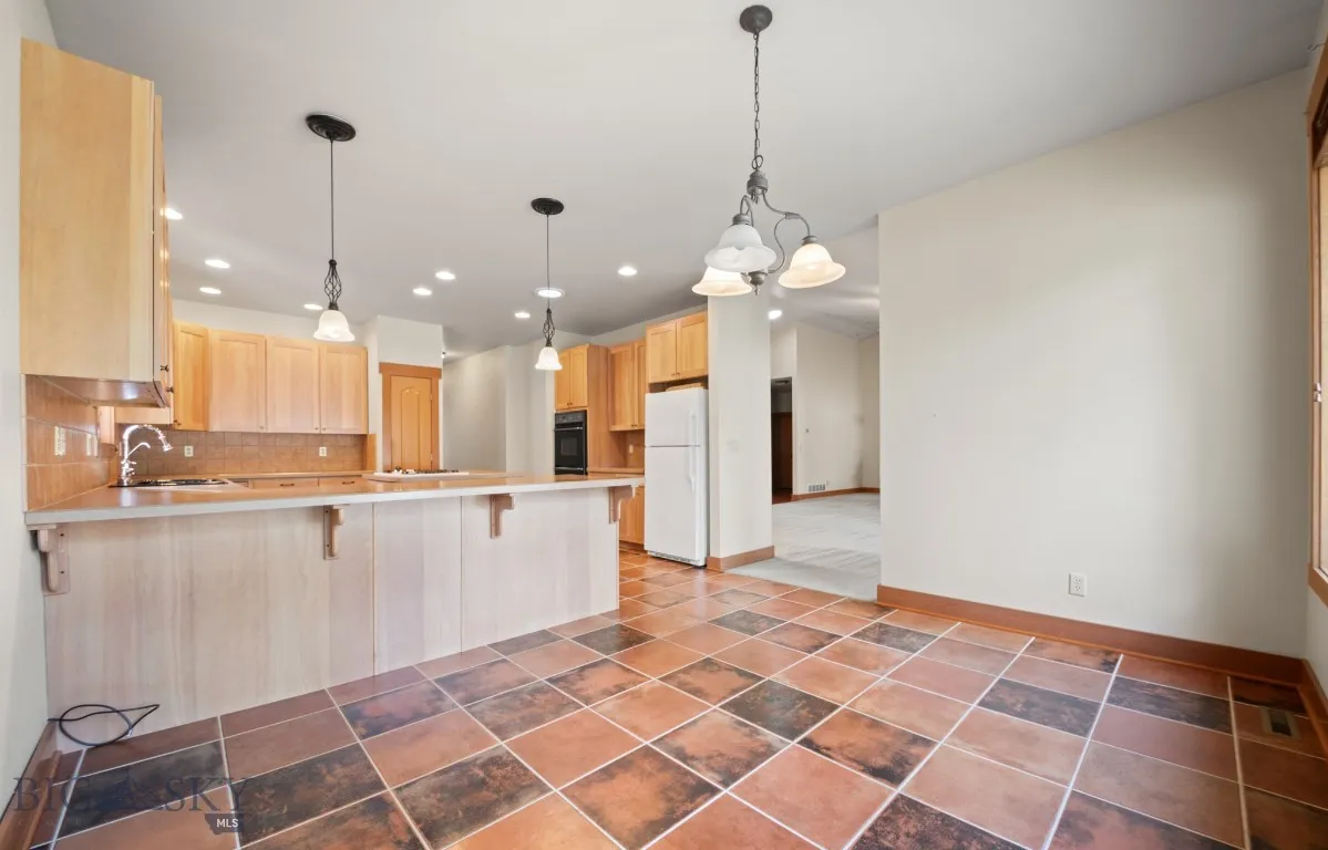 eat-in kitchen