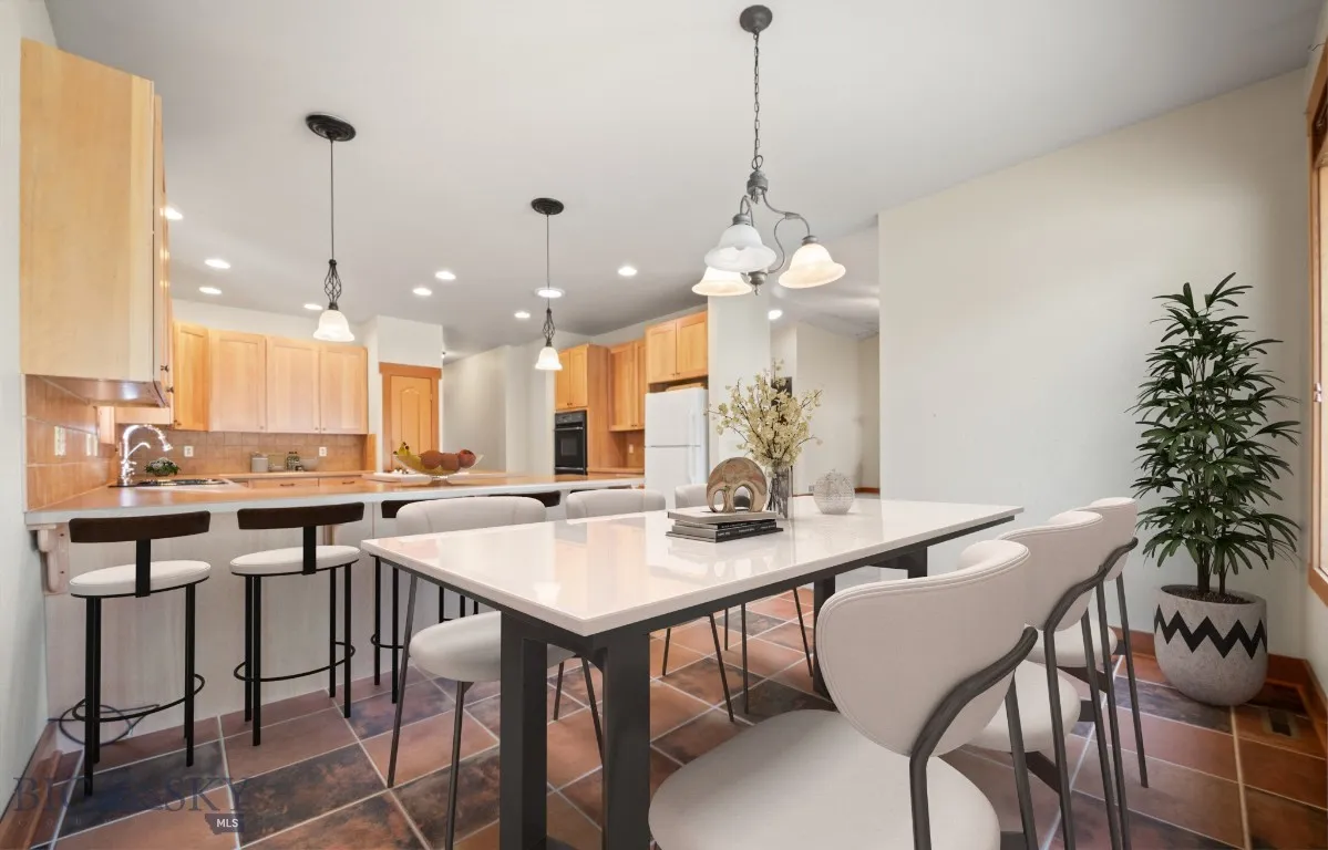 Virtually staged eat-in kitchen