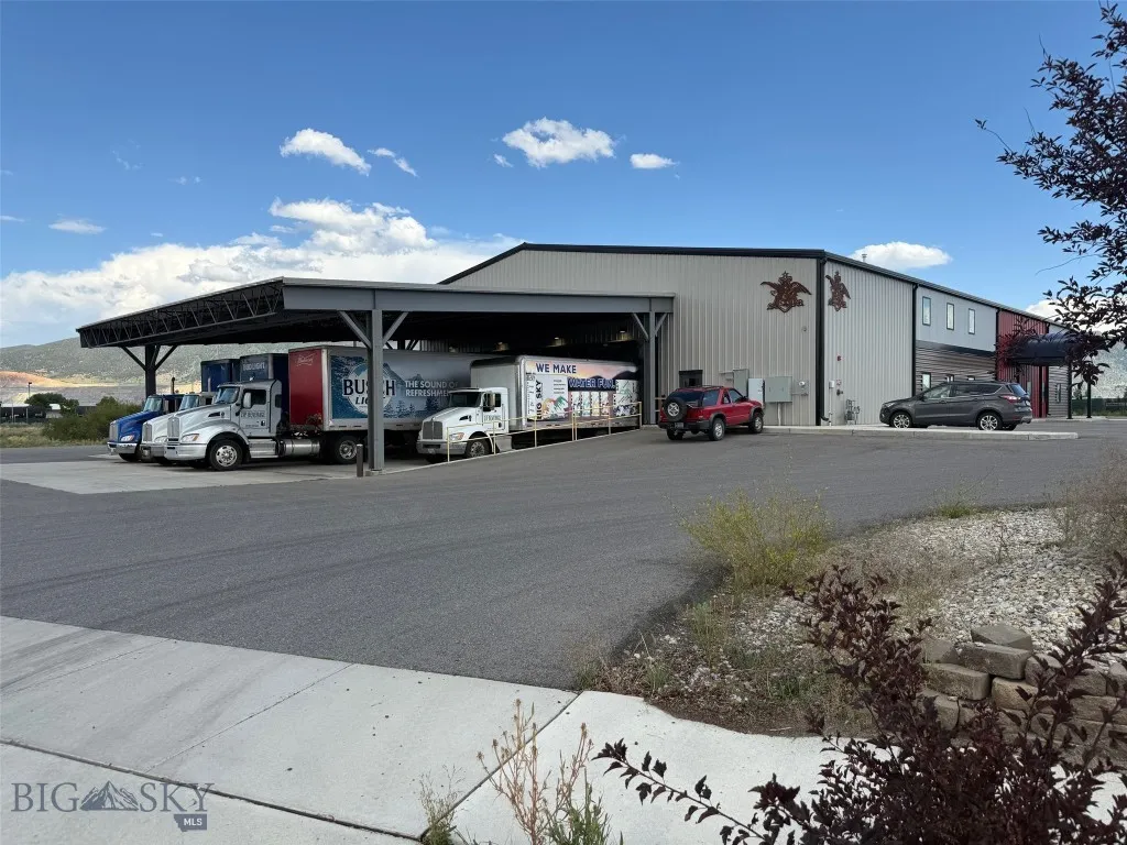 Zip's Beverage to North East of Property