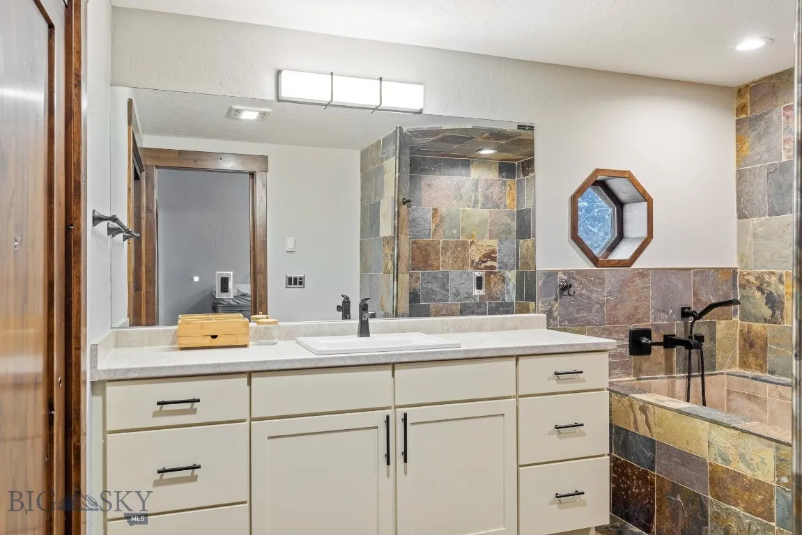 Full bath w/ hot water on demand