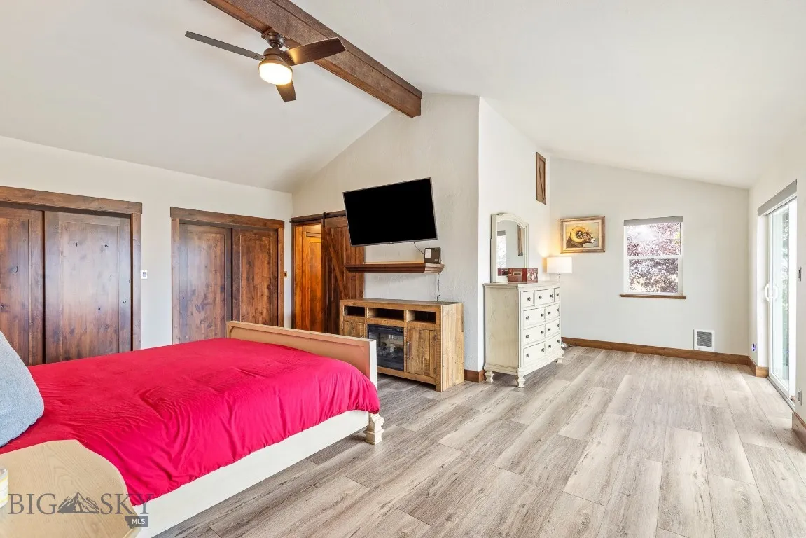 Master suite w/ full bath