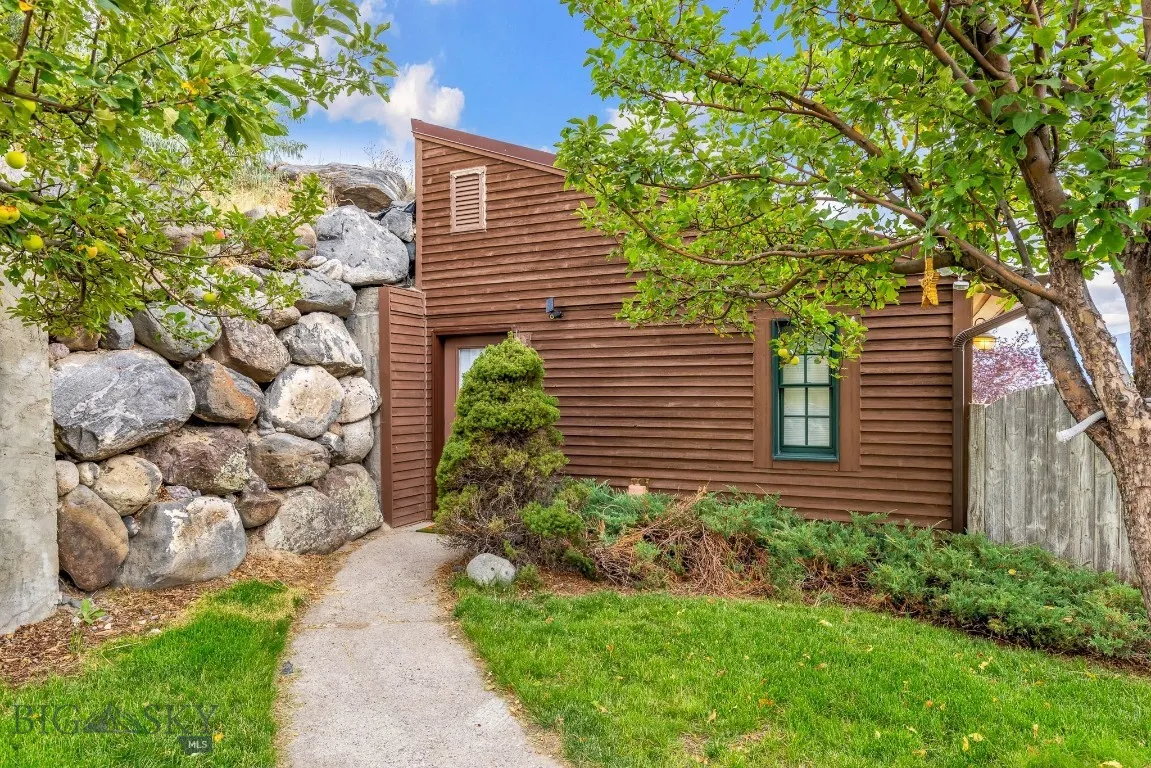 3200 sf renovated house with 3 beds/ 2 baths and unobstructed views of Paradise Valley!