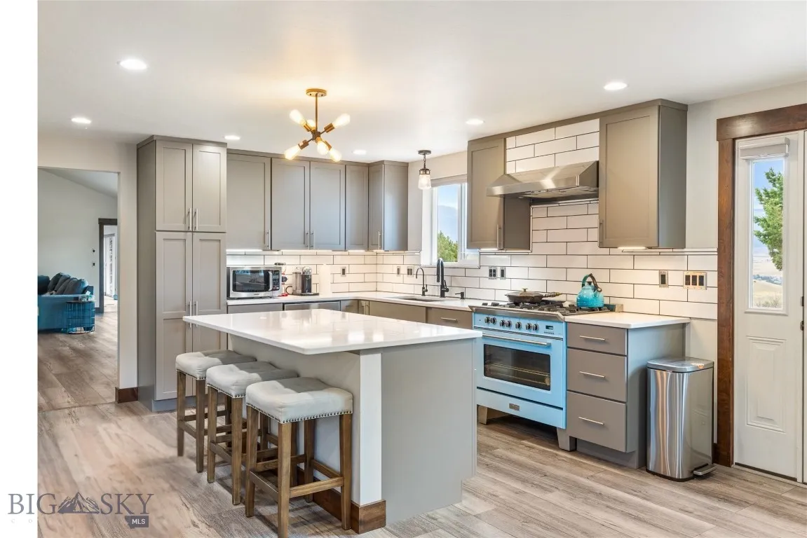 High-end finishes and vintage inspired gas range
