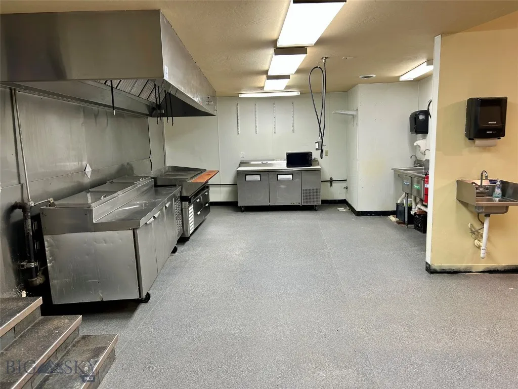 Kitchen corner w/vent hood, grill(s) sinks, etc.