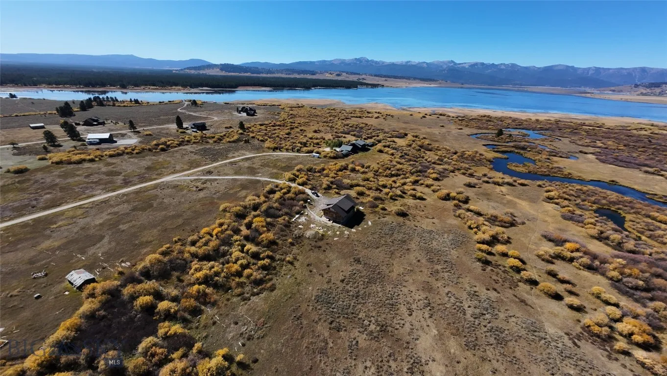 Adjacent to Forest Service and Walk to the Lake!