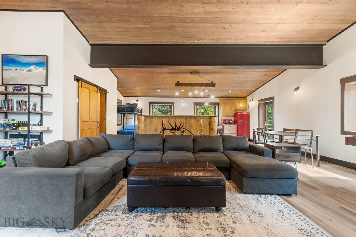 Upper level bonus area with kitchenette & private entrance