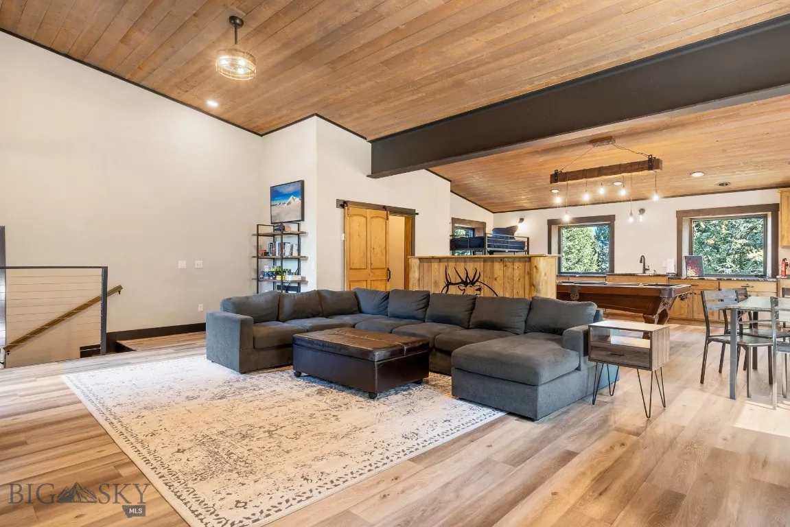 Upper level bonus area with kitchenette & private entrance