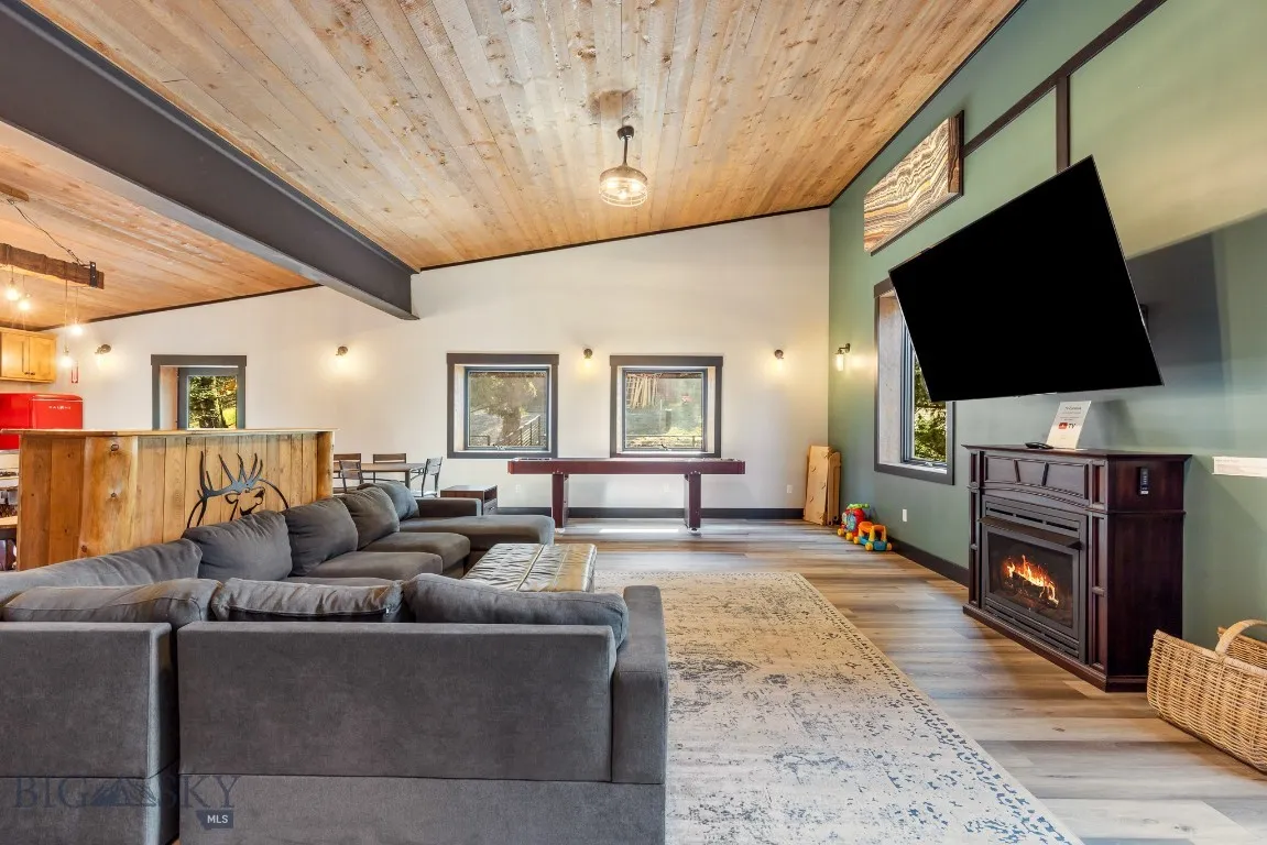 Upper level bonus area with kitchenette & private entrance