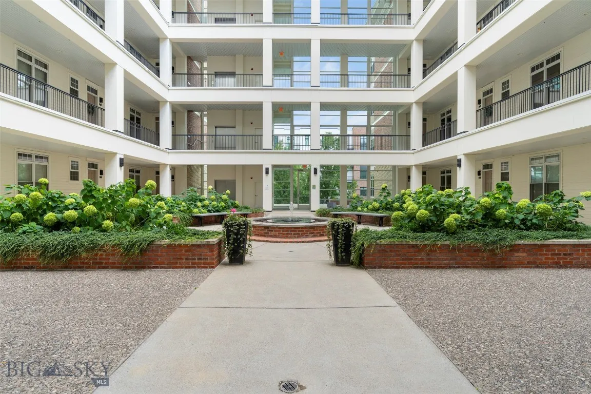 Common area courtyard
