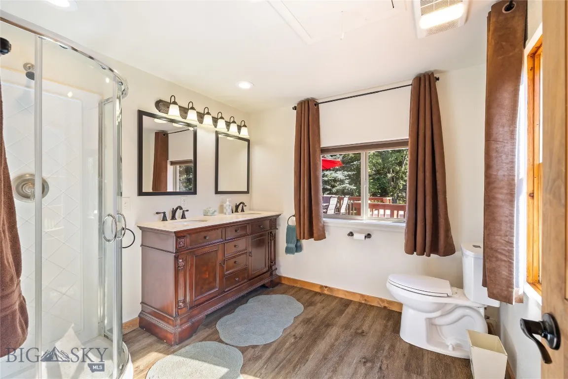 Primary en-suite bathroom
