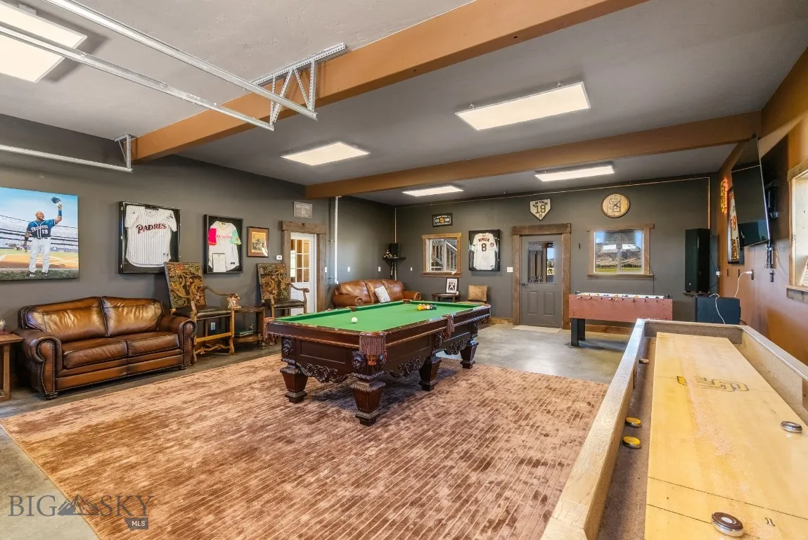 Garage/game room
