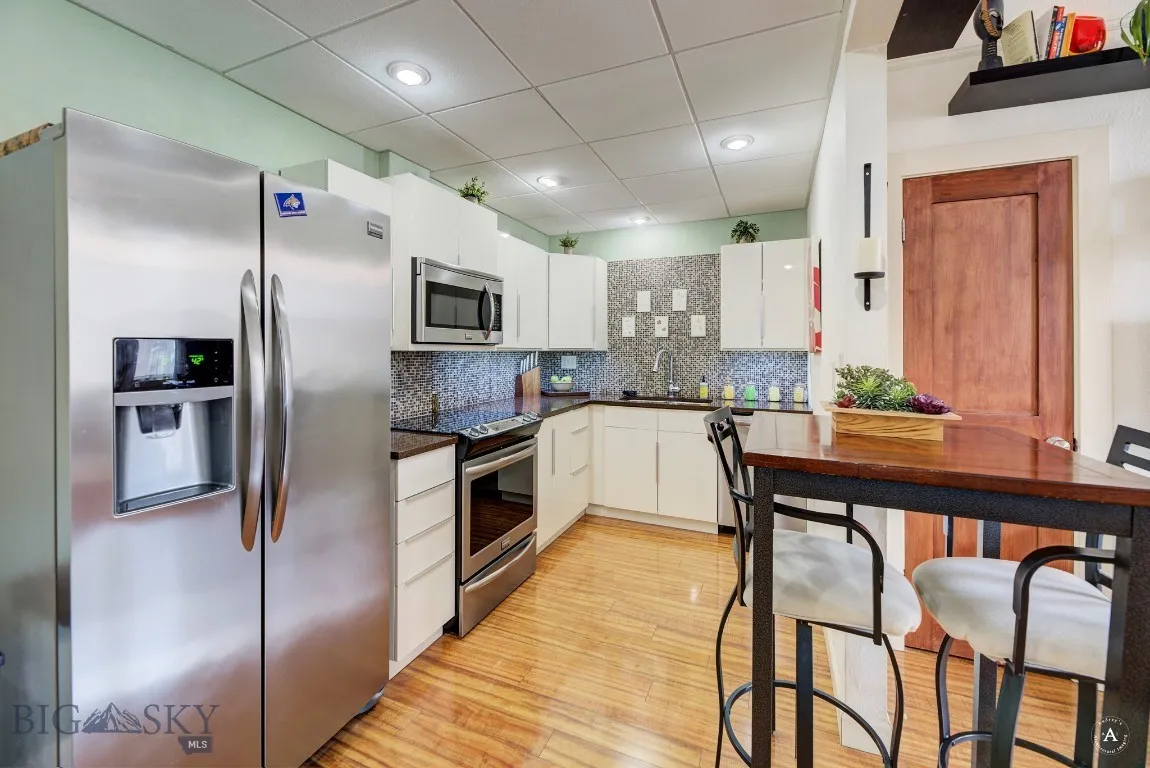 Modern full size kitchen