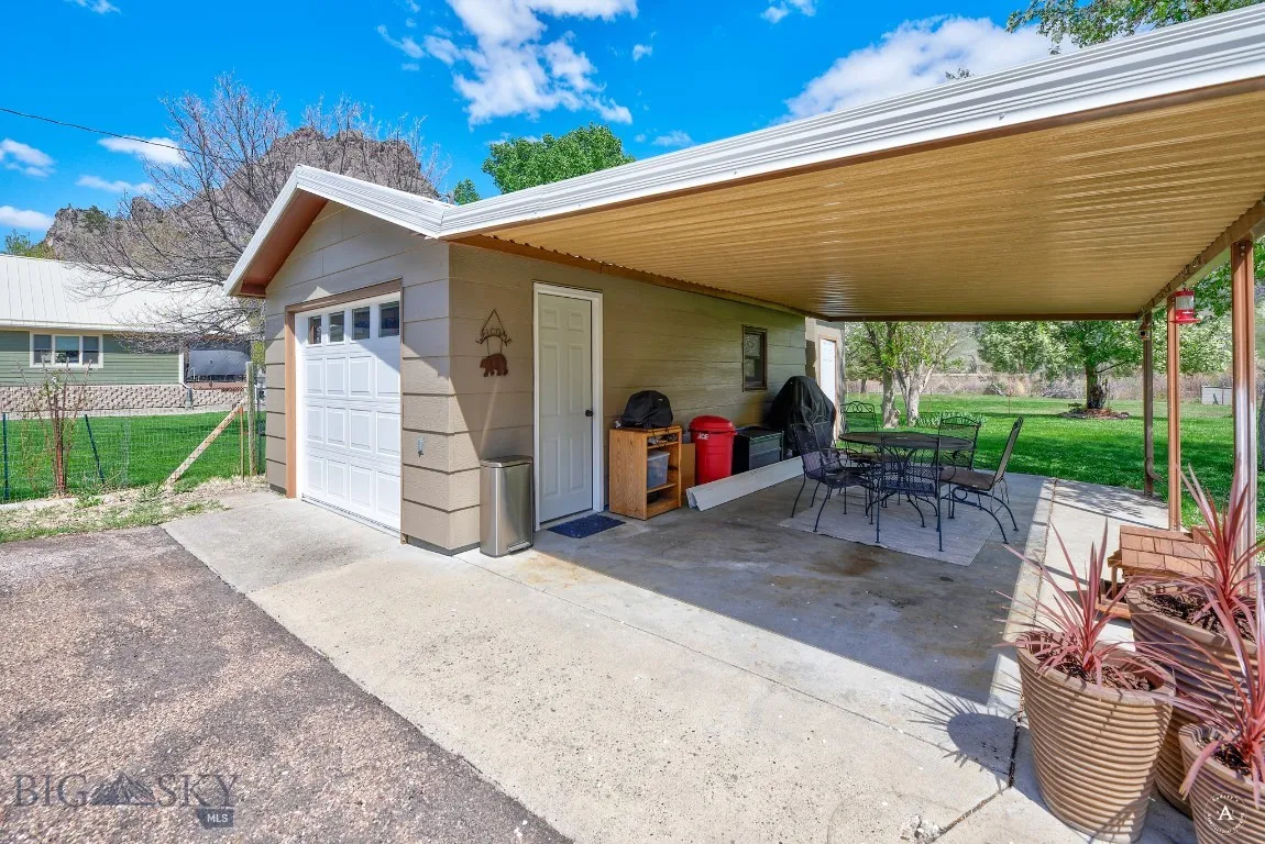 Detached Garage/Carport