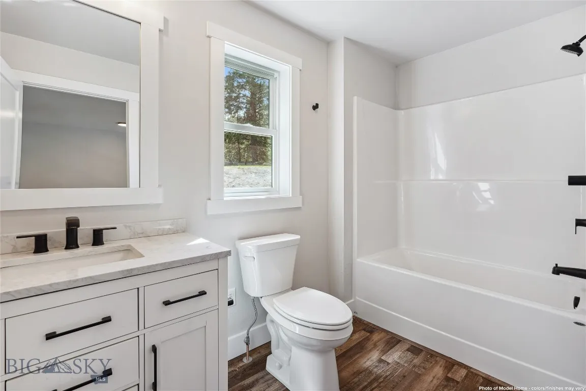 Upstairs Bathroom - Photo of like Home