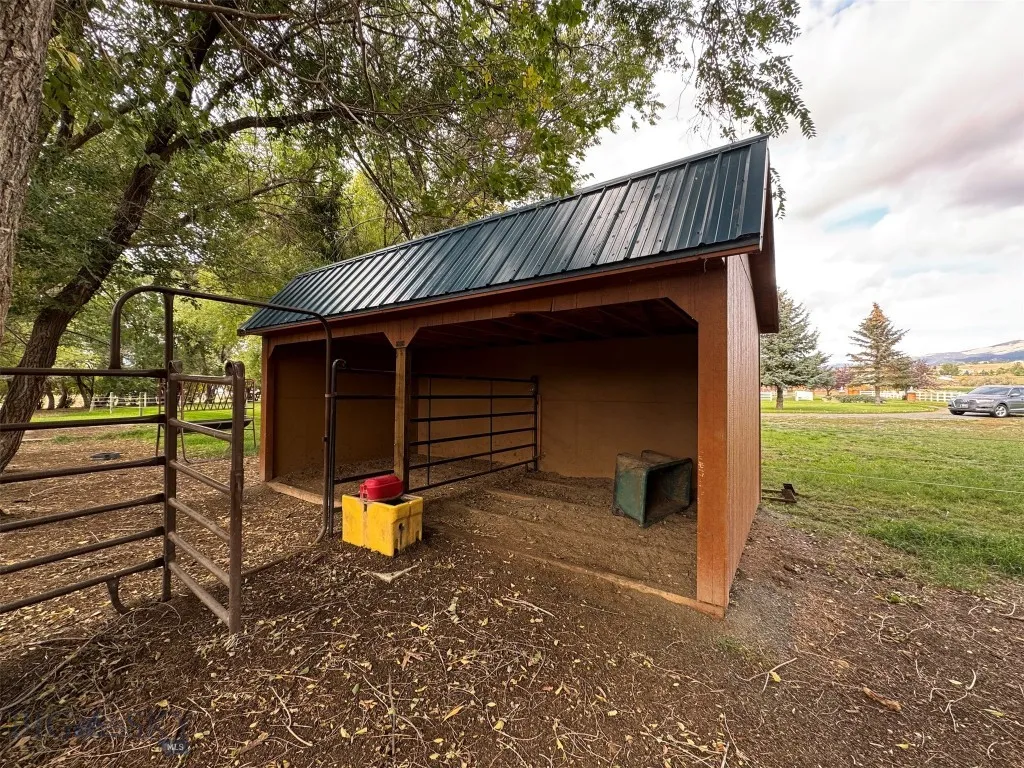 Loafing shed